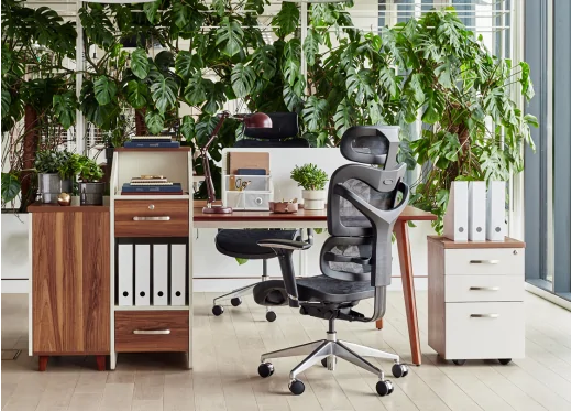 ergonomiczny fotel biurowy czarny z biurkiem