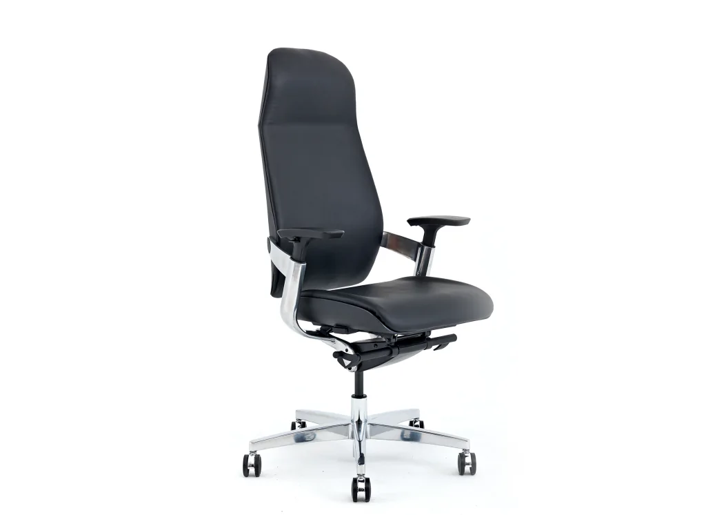 czarny skórzany fotel biurowy
