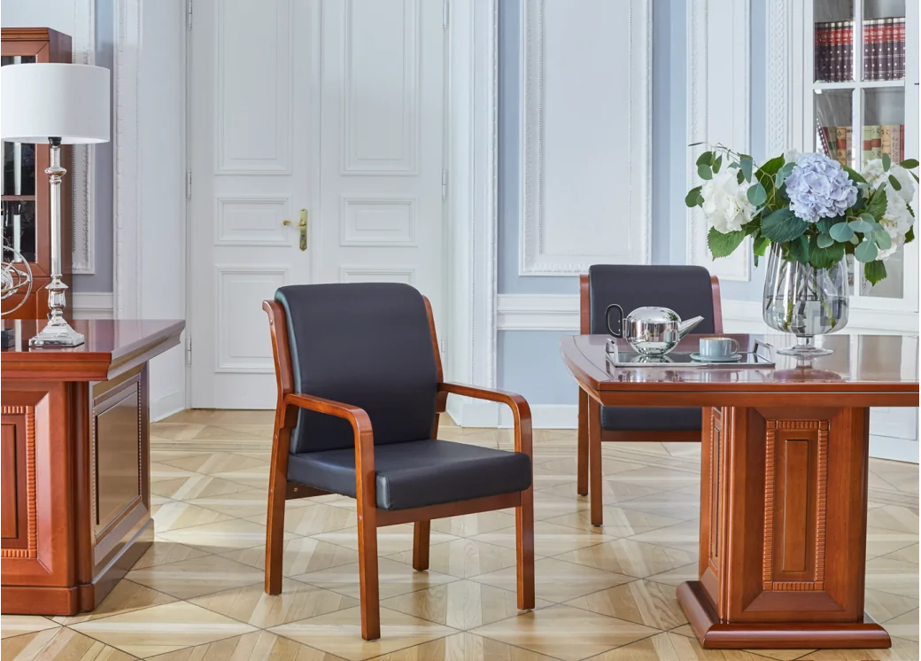 stolik biurowy z krzesłami