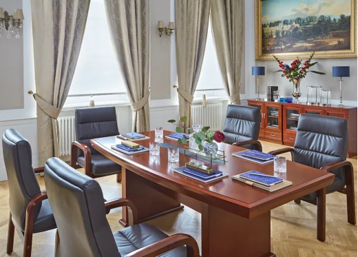 stół konferencyjny drewniany
