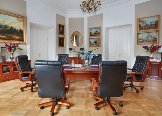 stoł konferencyjny i fotele obrotowe