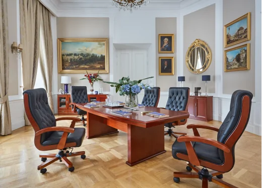 stół gabinetowy krzesła skórzane