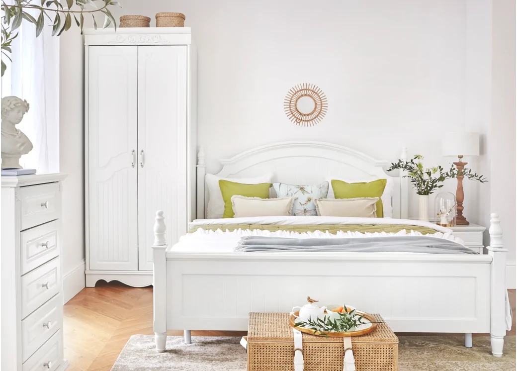 sypialnia z białą szafą