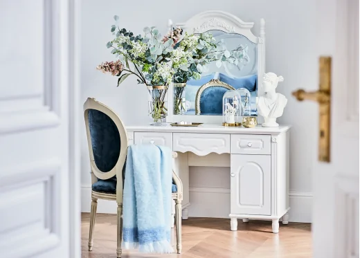 elegancka biała toaletka
