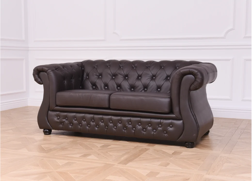 brązowa sofa w stylu chesterfield