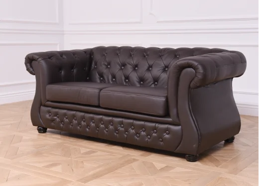 brązowa sofa pikowana