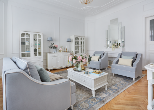 salon z niebieską kanapą i białą ławą