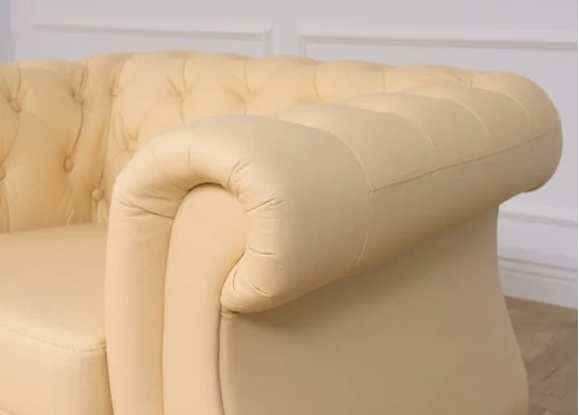 pikowany fotel kremowy