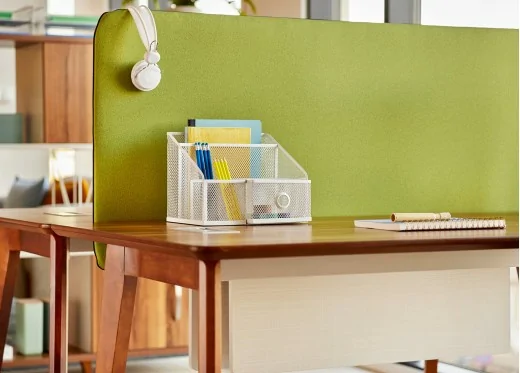 biurko z zielonym panelem