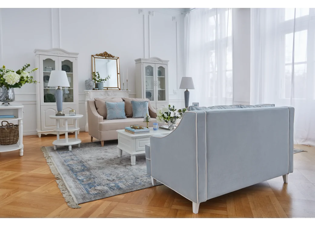salon z błękitną sofą