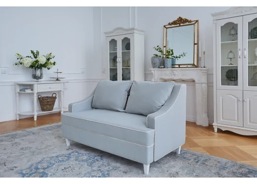 sofa w salonie błękitna