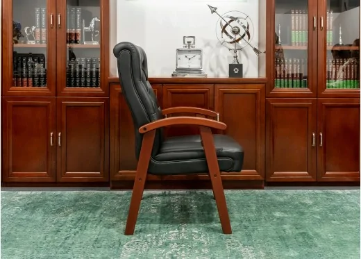 czarne krzesło skórzane biurowe