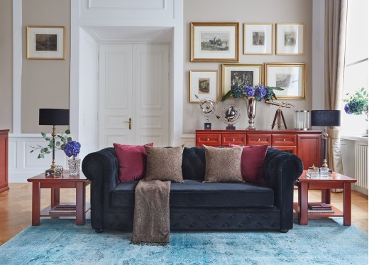 sofa chesterfield i stoliki kawowe w biurze