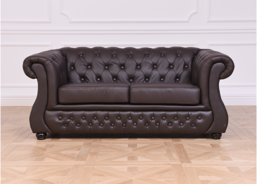 brązowa sofa pikowana