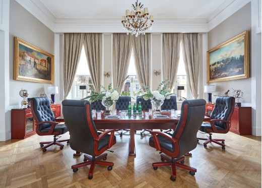 stół i fotele skórzane do sali konferencyjnej