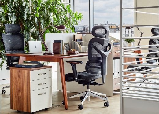 biurko z fotelem ergonomicznym