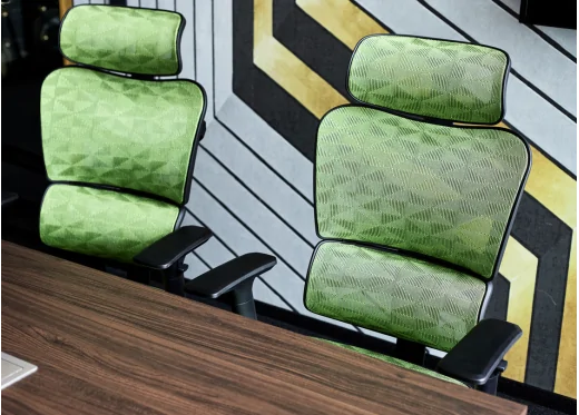 fotel z regulowanym zagłówkiem zielony