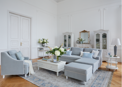 elegancki salon z błękitnym podnóżkiem
