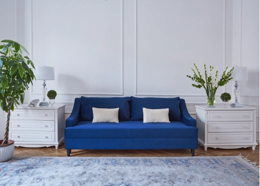 granatowa sofa w salonie
