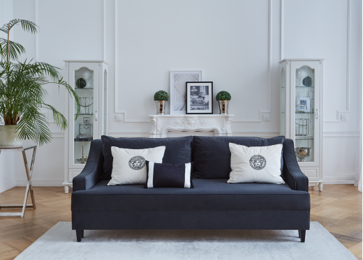 czarna sofa w salonie glamour