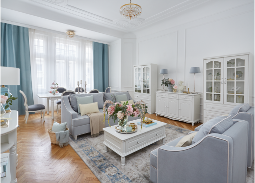 salon z kanapą i stołem