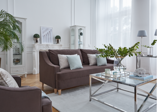 salon glamour z brązową sofą