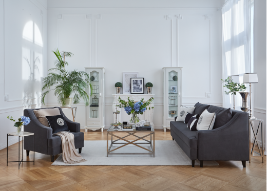 salon glamour z czarną sofą