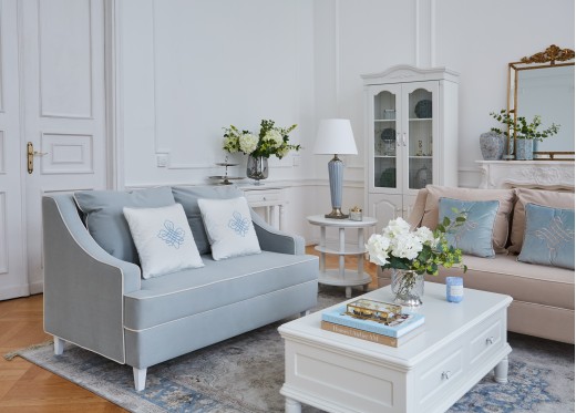 sofa w salonie błękitna