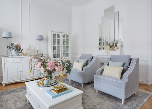 salon z fotelami niebieskimi