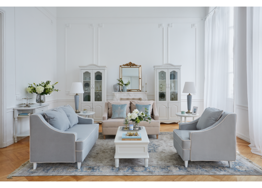 niebieska i beżowa sofa w salonie