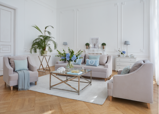 beżowy wypoczynek w salonie hamptons