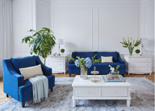 granatowa sofa z fotelem w salonie
