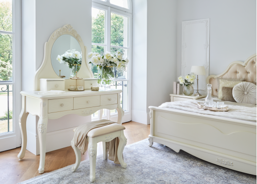 toaletka z lustrem i szufladami