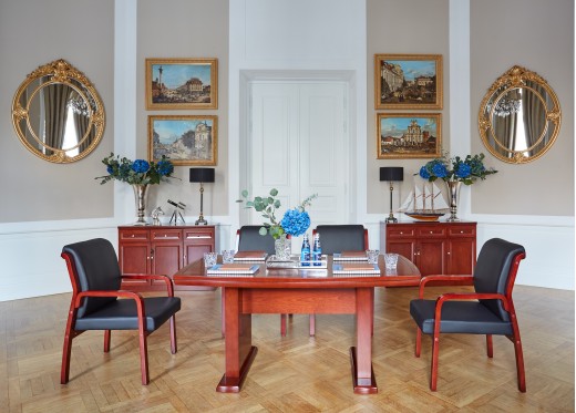 stół konferencyjny z czarnymi krzesłami