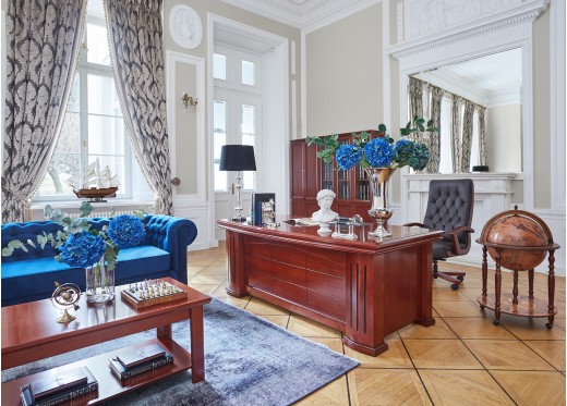 granatowa sofa w salonie
