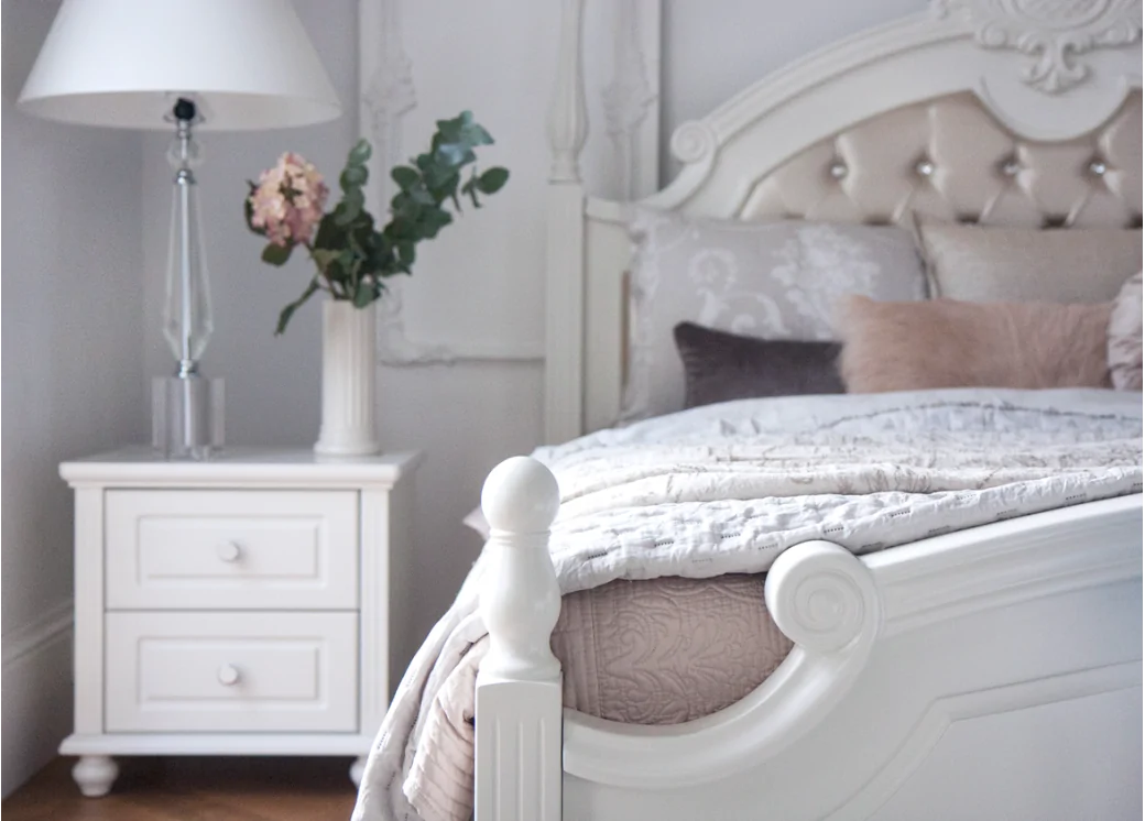 łóżko rzeźbione białe