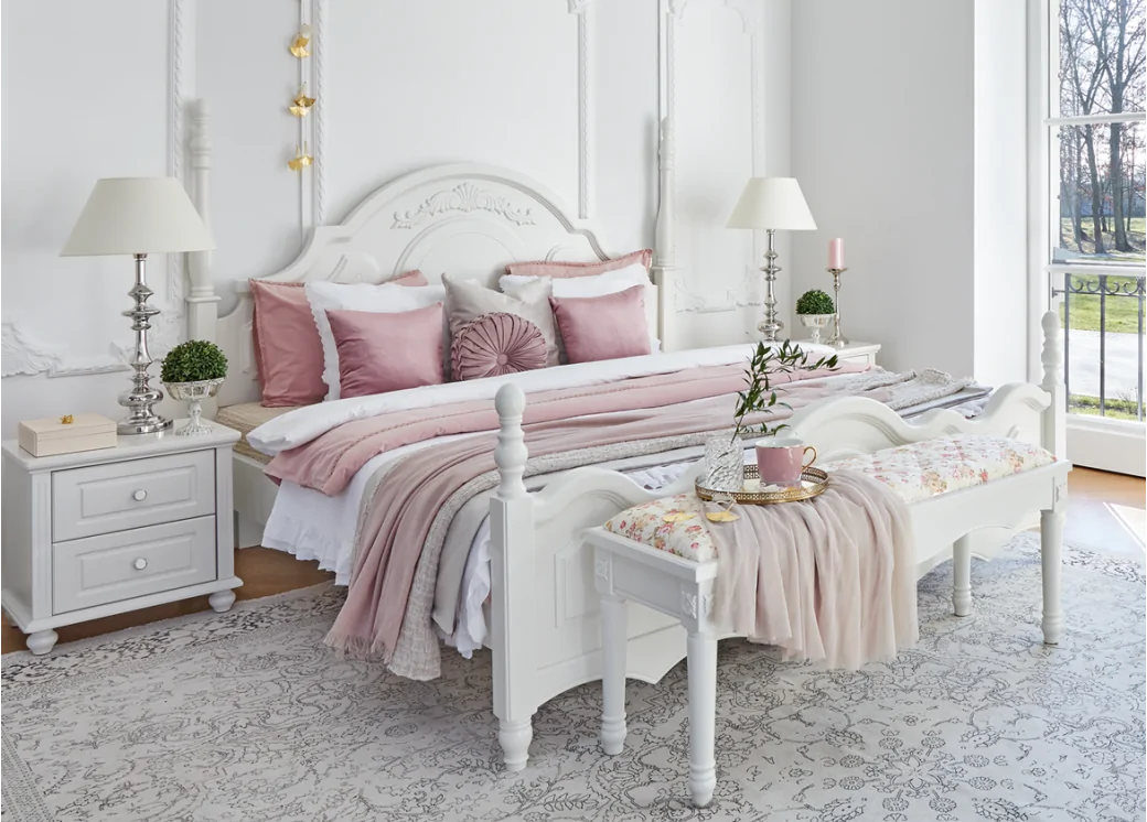 białe łóżko z różowymi dodatkami aranżacja