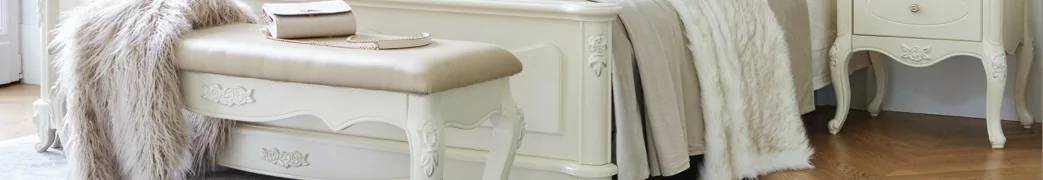 Pufy i ławki – stylowe, tapicerowane modele do salonu i sypialni